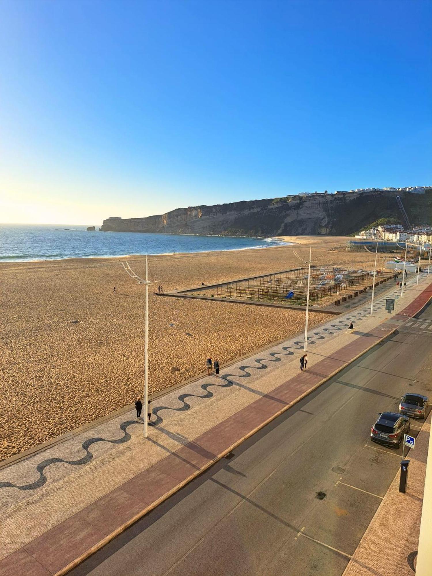 Sunset Terrace - Beachfront Apartment With Private Parking Nazaré Buitenkant foto