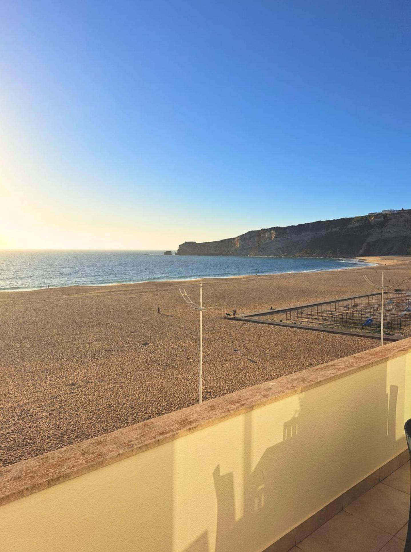 Sunset Terrace - Beachfront Apartment With Private Parking Nazaré Buitenkant foto