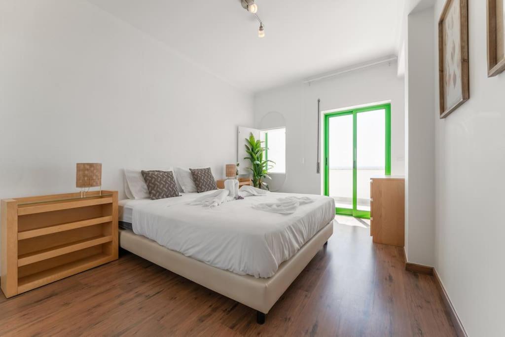 Sunset Terrace - Beachfront Apartment With Private Parking Nazaré Buitenkant foto