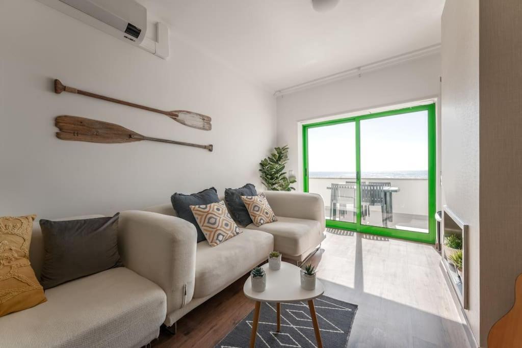 Sunset Terrace - Beachfront Apartment With Private Parking Nazaré Buitenkant foto